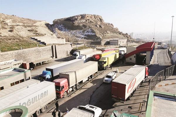 ترافیک سنگین کامیون‌ها در مرز آستارا
